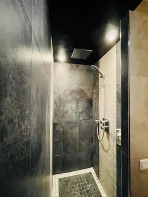 Salle de bains dans l'établissement Spacious Cozy Apartment close Paris & Flea Market at St Ouen