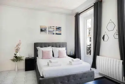 Un ou plusieurs lits dans un hébergement de l'établissement Promo! Beautiful apt near the Galeries Lafayette!