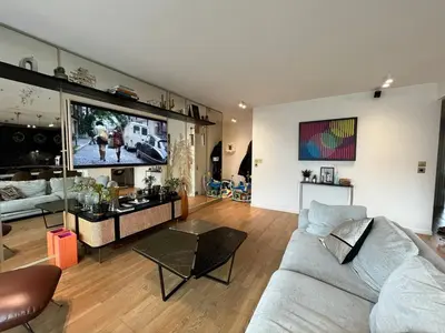 Télévision ou salle de divertissement dans l'établissement Appartement Luxueux climatisé avec Terrasse, 6 couchages - 17ème Arrondissement de Paris