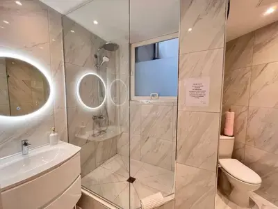 Salle de bains dans l'établissement Marais-Studio, rue Simon le Franc - 3 places