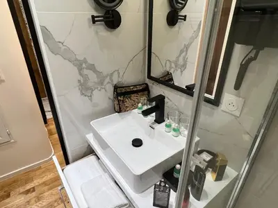 Salle de bains dans l'établissement Cosy appartement à 500m de Montmartre
