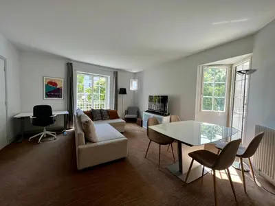 Télévision ou salle de divertissement dans l'établissement Spacious & modern flat close to Parc Monceau
