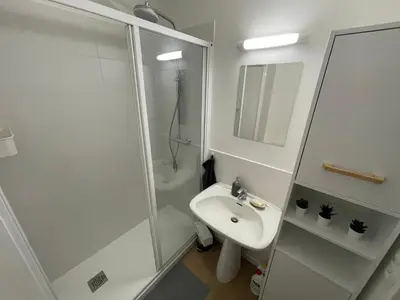 Salle de bains dans l'établissement Studio pour 2 personnes avec Balcon Metro Marcel Sambat