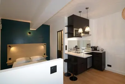 Cuisine ou kitchenette dans l'établissement Nation - Fully equiped flat with air conditioning