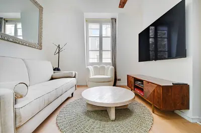 Télévision ou salle de divertissement dans l'établissement Charming 2BR - 5P - Eiffel Tower - Trocadero