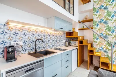 Cuisine ou kitchenette dans l'établissement GuestReady - Warm Getaway in Le Marais