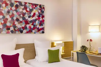 Un ou plusieurs lits dans un hébergement de l'établissement Hotel Paris Louis Blanc