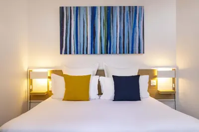Un ou plusieurs lits dans un hébergement de l'établissement Hotel Paris Louis Blanc