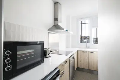 Cuisine ou kitchenette dans l'établissement Pick A Flat's Apartment near Moulin Rouge - Rue Fontaine