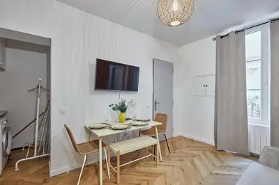 Télévision ou salle de divertissement dans l'établissement Apartment Montmartre by Studio prestige