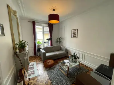 Coin salon dans l'établissement L'authentique vie parisienne