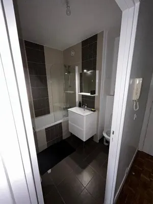 Salle de bains dans l'établissement Bel appart de 45m2 à courbevoie
