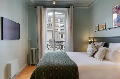 Un ou plusieurs lits dans un hébergement de l'établissement Paris Home Collection Serviced Apartments in Opéra - Rue Saint-Lazare