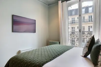Un ou plusieurs lits dans un hébergement de l'établissement Paris Home Collection Serviced Apartments in Opéra - Rue Saint-Lazare