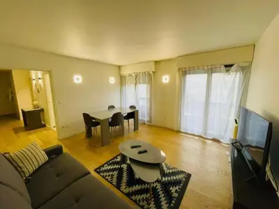 Télévision ou salle de divertissement dans l'établissement Appart Champs Élysée bagatelle - 4 pers