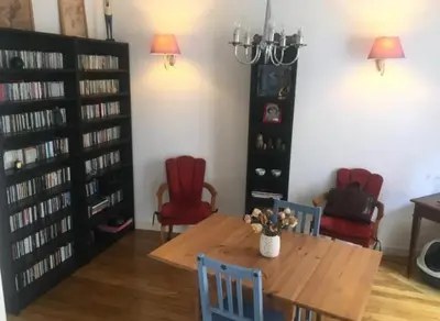 Bibliothèque dans l'appartement