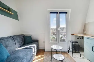 Coin salon dans l'établissement Ideal studio for 2 people - Marché des Batignolles