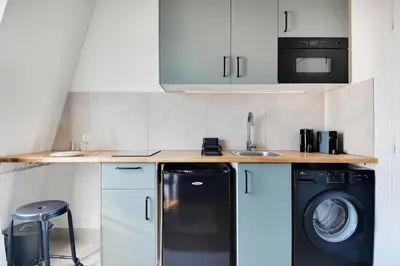 Cuisine ou kitchenette dans l'établissement Ideal studio for 2 people - Marché des Batignolles