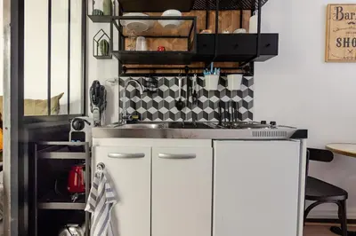 Cuisine ou kitchenette dans l'établissement Studio Paris - Métro 7 Cadet - Quartier Faubourg-Montmartre