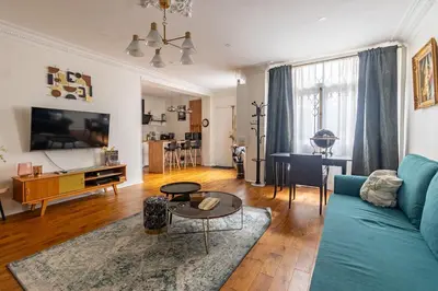 Télévision ou salle de divertissement dans l'établissement Appartement 2 étages Paris - Métro 9 Grands Boulevards - Folies Bergères