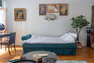 Coin salon dans l'établissement Appartement 2 étages Paris - Métro 9 Grands Boulevards - Folies Bergères