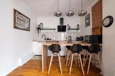 Cuisine ou kitchenette dans l'établissement Appartement 2 étages Paris - Métro 9 Grands Boulevards - Folies Bergères