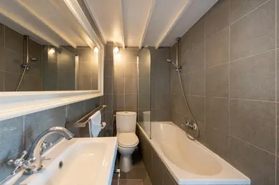 Salle de bains dans l'établissement Geranimus 36B : Hearth of Paris