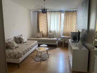 Télévision ou salle de divertissement dans l'établissement Cosy studio Paris Wagram