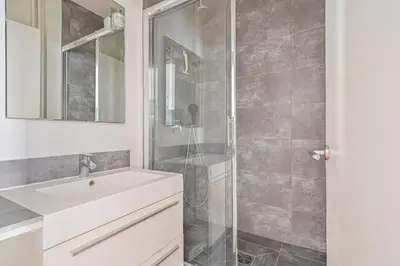 Salle de bains dans l'établissement Warm & Welcoming Flat - Family's Ideal - Marais