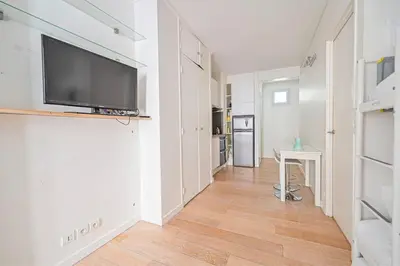 Télévision ou salle de divertissement dans l'établissement Warm & Welcoming Flat - Family's Ideal - Marais