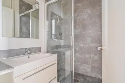 Salle de bains dans l'établissement Warm & Welcoming Flat - Family's Ideal - Marais