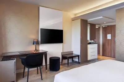 Télévision ou salle de divertissement dans l'établissement AC Hotel Paris Porte Maillot by Marriott