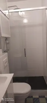 Salle de bains dans l'établissement Charmant F1 Paris Expo Porte de Versailles