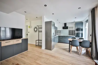 Cuisine ou kitchenette dans l'établissement Lovely apartment for 6, Subway at 160m !