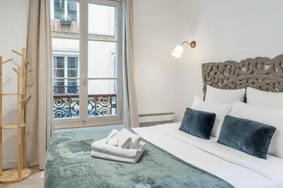 Un ou plusieurs lits dans un hébergement de l'établissement Appartement spacieux et lumineux à Montorgueil