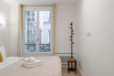 Un ou plusieurs lits dans un hébergement de l'établissement Appartement spacieux et lumineux à Montorgueil