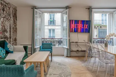 Télévision ou salle de divertissement dans l'établissement Appartement spacieux et lumineux à Montorgueil