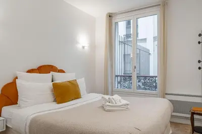 Un ou plusieurs lits dans un hébergement de l'établissement Appartement spacieux et lumineux à Montorgueil