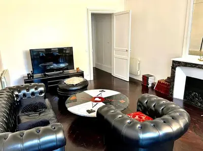 Télévision ou salle de divertissement dans l'établissement Exclusive Suite Parisian Palace