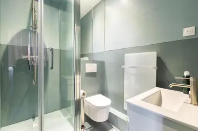 Salle de bains dans l'établissement Rome Batignolles - Luxe Charme - 2P
