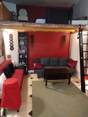 Coin salon dans l'établissement Studio sympa meublé et équipé Paris Nation.
