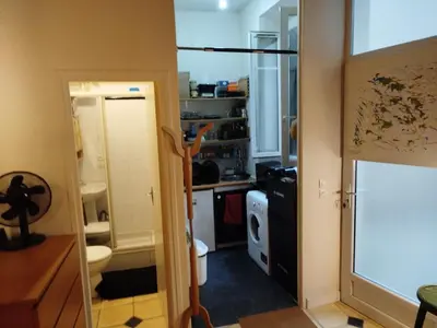 Cuisine ou kitchenette dans l'établissement Studio sympa meublé et équipé Paris Nation.