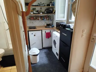 Cuisine ou kitchenette dans l'établissement Studio sympa meublé et équipé Paris Nation.
