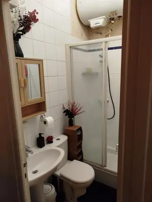 Salle de bains dans l'établissement Studio sympa meublé et équipé Paris Nation.
