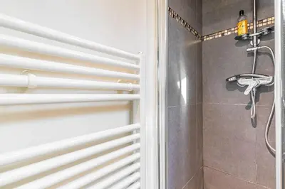 Salle de bains dans l'établissement GuestReady - Comfortable getaway near Paris