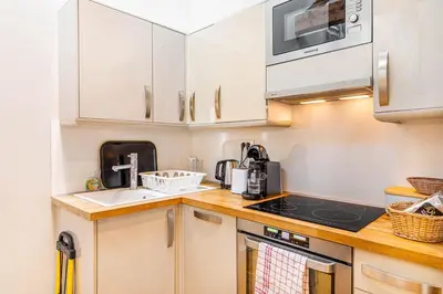 Cuisine ou kitchenette dans l'établissement GuestReady - Comfortable getaway near Paris