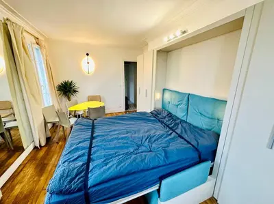 Un ou plusieurs lits dans un hébergement de l'établissement Studio « lescostreet » Les Halles : vue Tour Eiffel