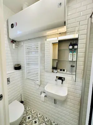 Salle de bains dans l'établissement Studio « lescostreet » Les Halles : vue Tour Eiffel