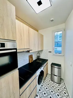 Cuisine ou kitchenette dans l'établissement Studio « lescostreet » Les Halles : vue Tour Eiffel