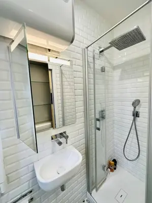 Salle de bains dans l'établissement Studio « lescostreet » Les Halles : vue Tour Eiffel
